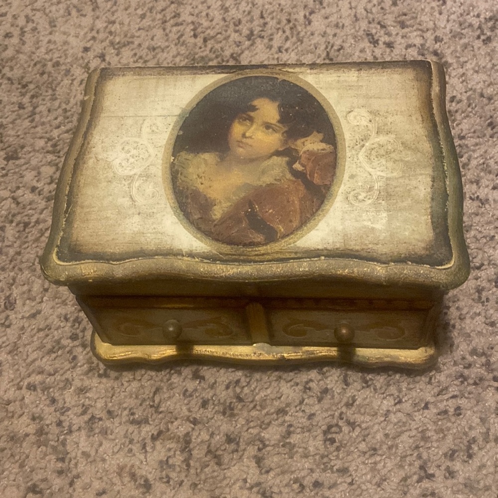 Antique music/jewelry box